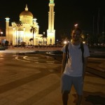 Adrian devant la mosquée centrale