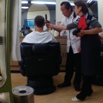 Adrian chez le coiffeur